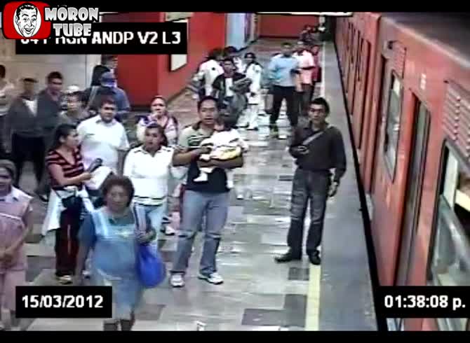 Video :In Mexico City, a guy kills himself as he passes a metro train